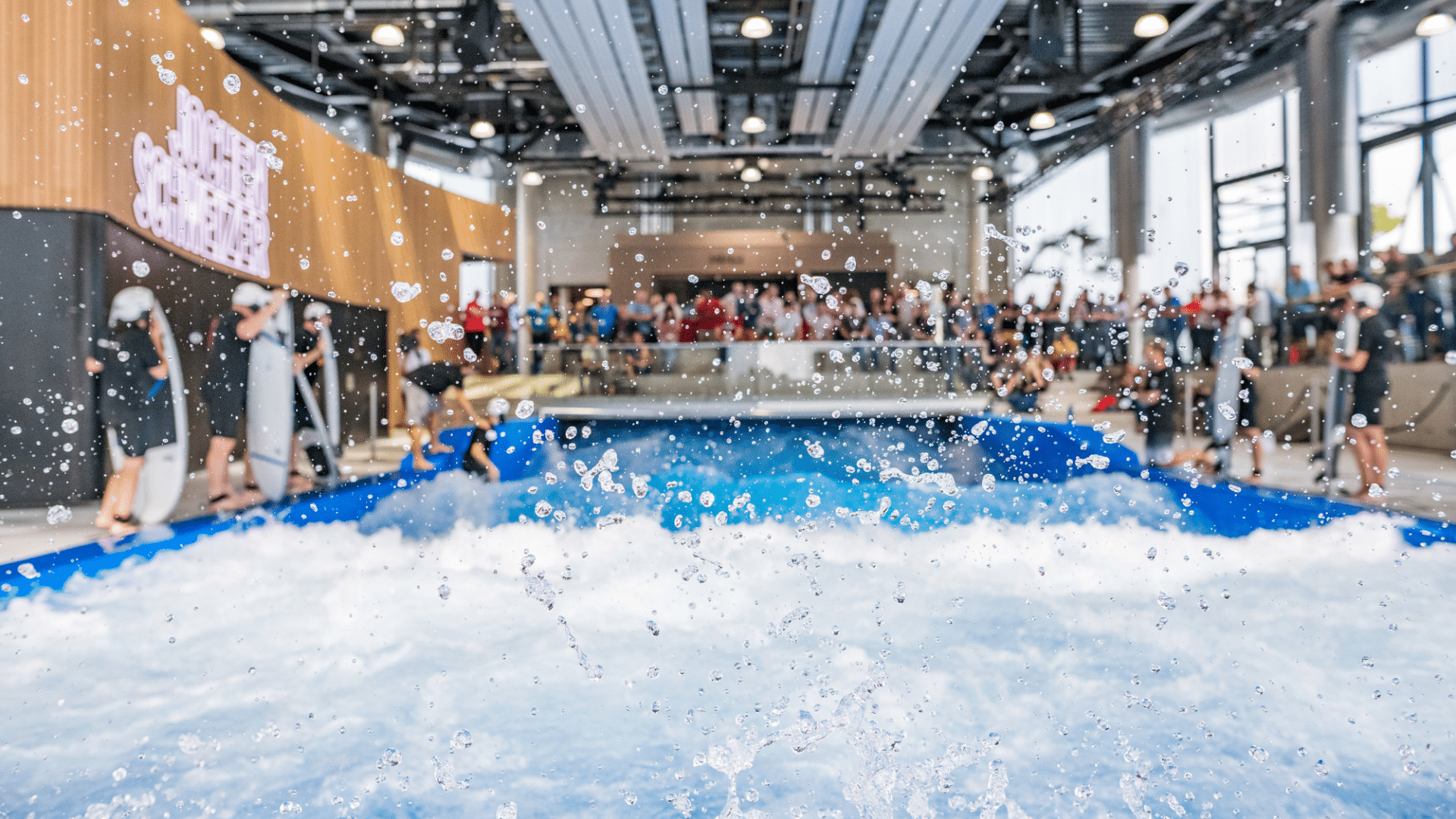 Jochen Schweizer Arena Surfwelle Sommerliche Temperaturen