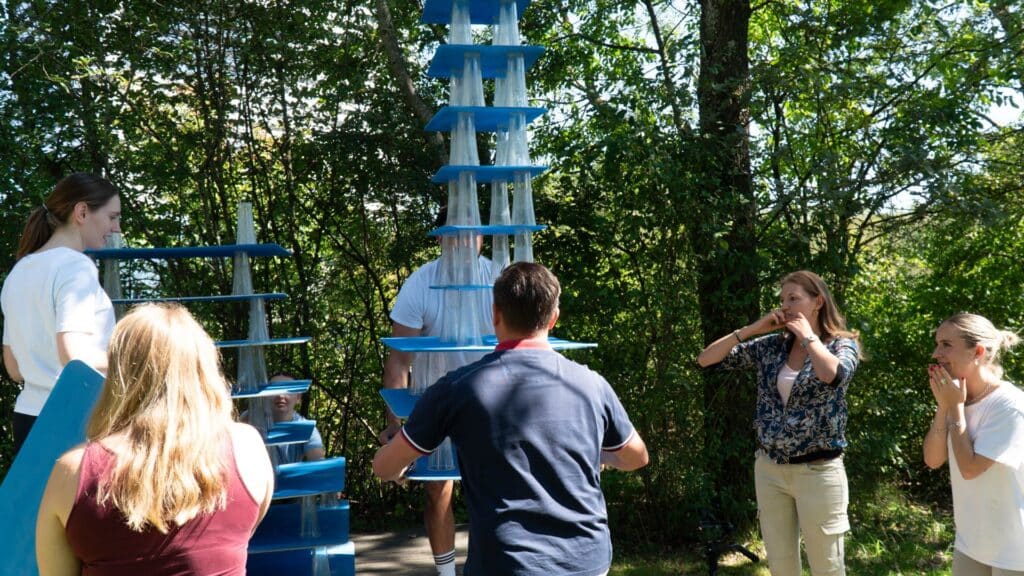 Eine Gruppe stärkt das Teambuilding beim Team Mission Parcour der Jochen Schweizer Arena
