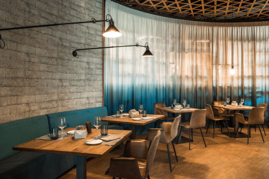 Restaurant mit niedriger Bestuhlung