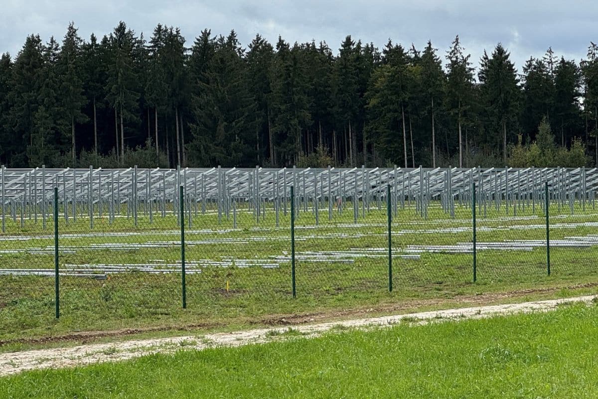 Aufständerung Solarpaneele Jochen Schweizer Arena