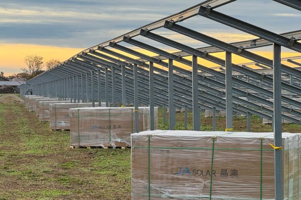 Die Paneele werden an die Aufständerung geliefert