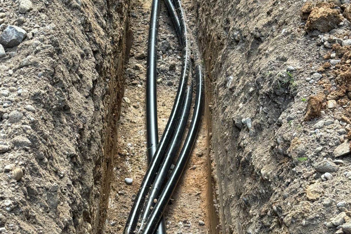 Die Kabel werden in die Kabeltrasse verlegt