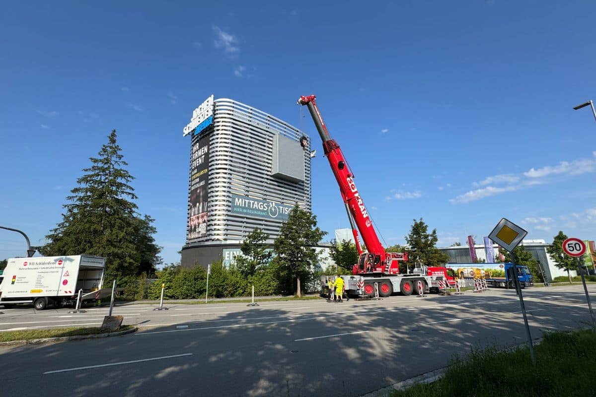 Kran vor der Jochen Schweizer Arena