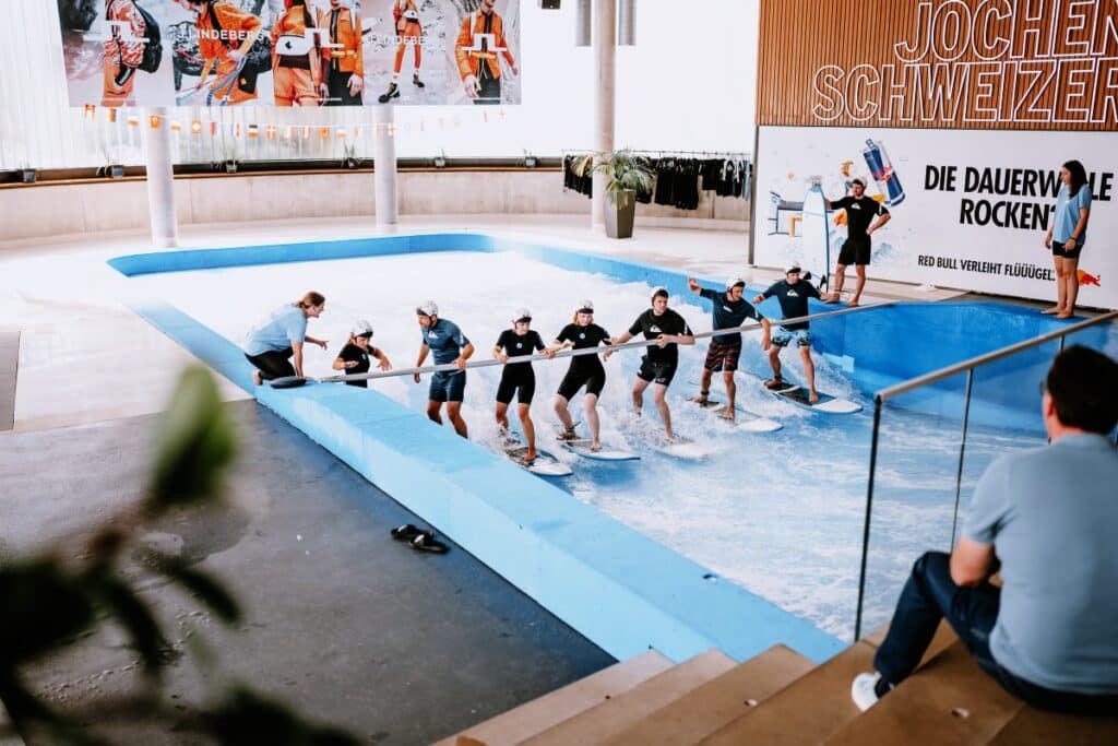 teambuilding muenchen jochen schweizer arena surfen im team