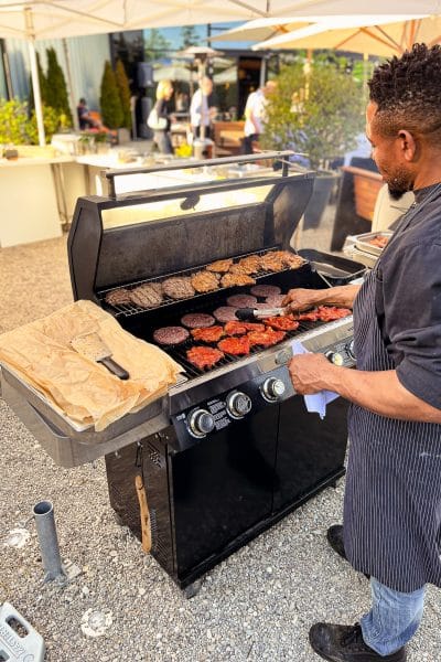 Verschiedene Fleischstücke brutzeln auf einem Grill